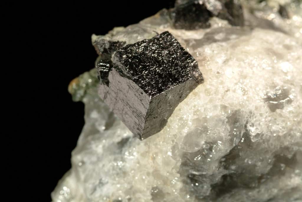 Satélites revelam mudanças misteriosas no núcleo da Terra Um grupo de cientistas identificou uma transformação surpreendente ocorrida a quase 3 mil quilômetros de profundidade, na fronteira entre o manto e o núcleo da Terra. Mineral perovskita