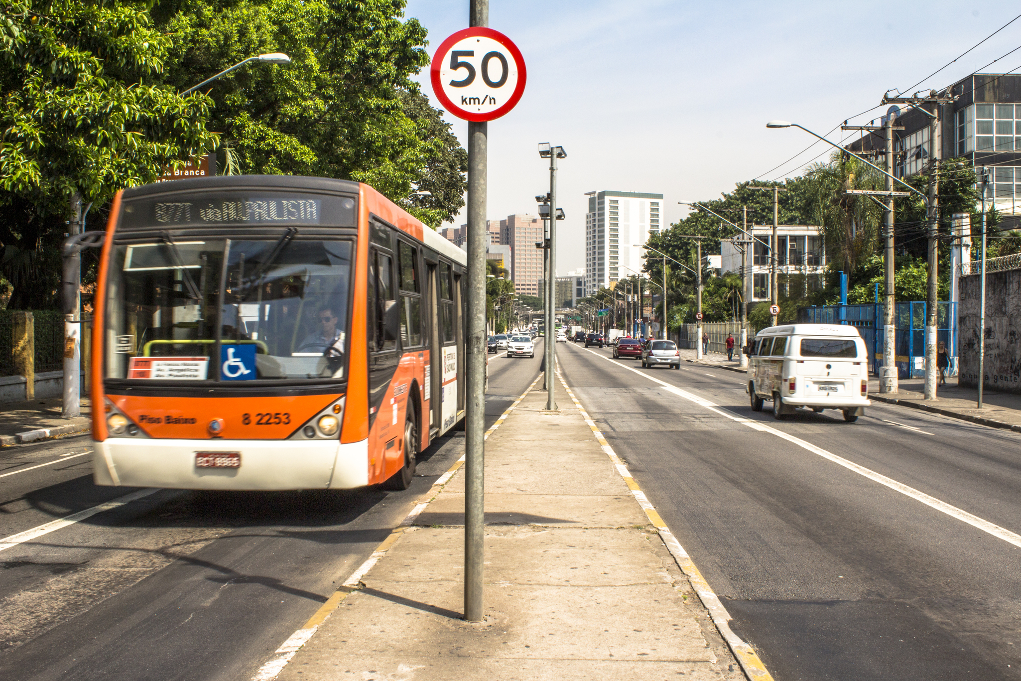 Governo estuda reduzir velocidade máxima nas vias brasileiras