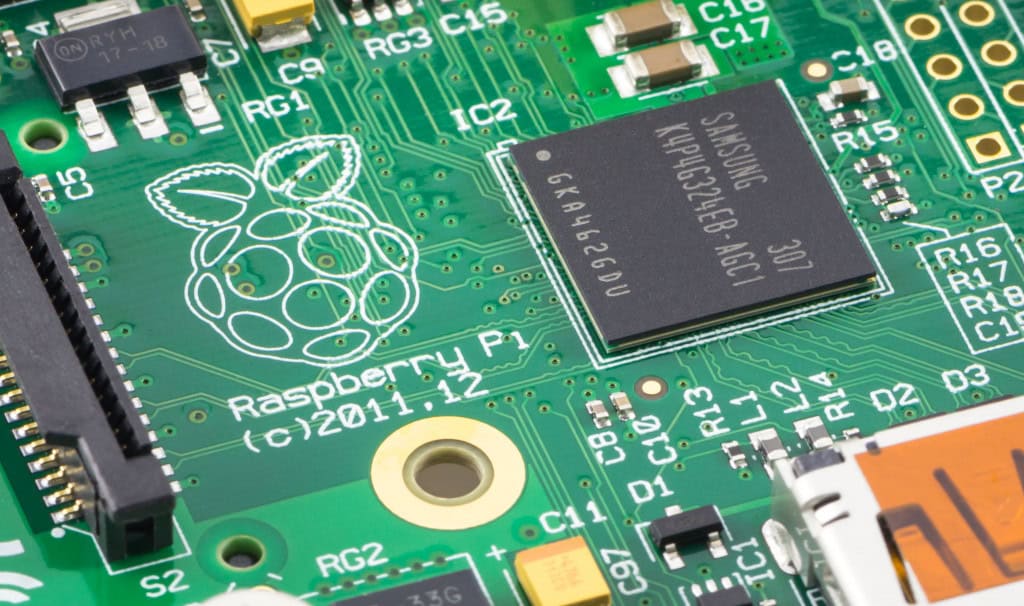 O que é Raspberry Pi 5? Conheça função, características e onde comprar O Raspberry Pi 5 é a mais nova e poderosa versão do microcomputador de baixo custo que conquistou o mundo. Pequeno no tamanho, mas gigante em desempenho, ele marca um novo salto na história da computação acessível. Imagem mostra detalhe de de um Raspberry Pi Modelo B Rev2. O Raspberry Pi é um computador de placa única do tamanho de um cartão de crédito desenvolvido no Reino Unido pela Raspberry Pi Foundation.