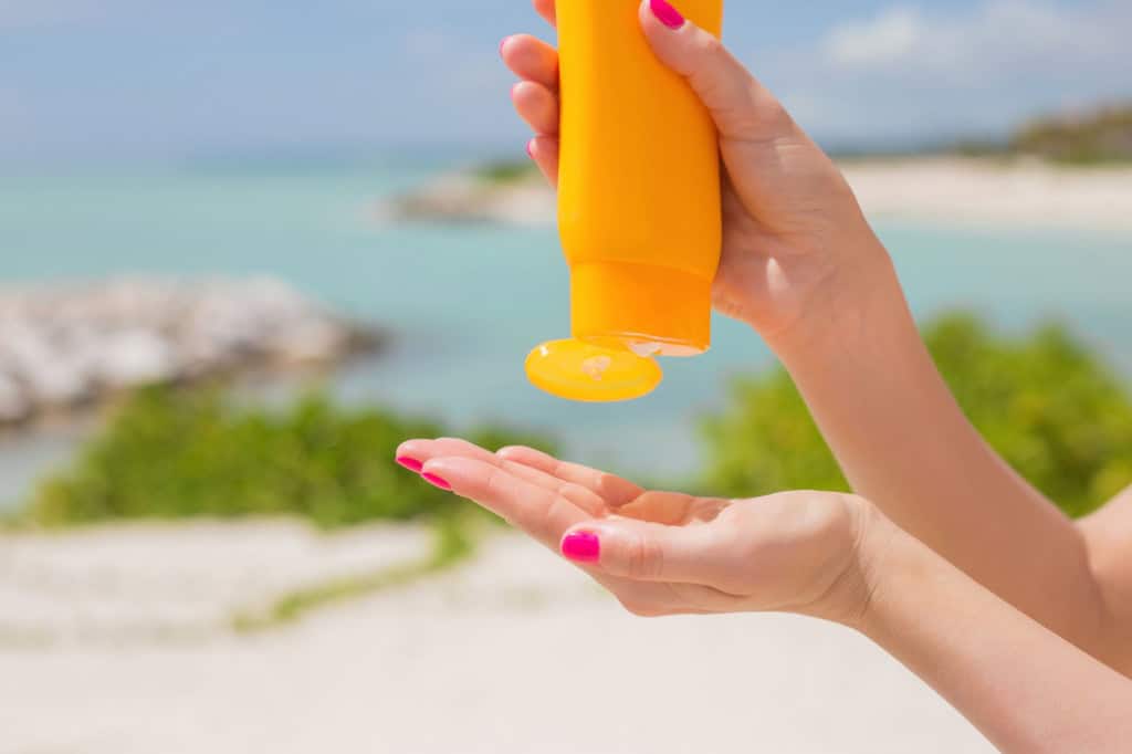 O que é o FPS do protetor solar? Entenda a importância O protetor solar é um dos itens de cuidado pessoal mais recomendados por dermatologistas e especialistas em saúde da pele. Ele age como uma barreira contra os efeitos nocivos da radiação solar, que vão desde queimaduras imediatas até problemas graves de longo prazo, como o câncer de pele. protetor solar