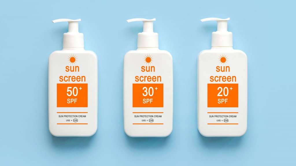O que é o FPS do protetor solar? Entenda a importância O protetor solar é um dos itens de cuidado pessoal mais recomendados por dermatologistas e especialistas em saúde da pele. Ele age como uma barreira contra os efeitos nocivos da radiação solar, que vão desde queimaduras imediatas até problemas graves de longo prazo, como o câncer de pele. ilustração digital de três embalagens de protetor solar com pump: cada uma marcada com um fps diferente