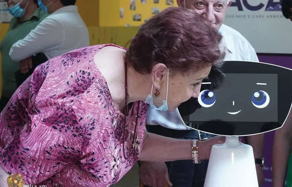 Companhia inesperada: robô “criança” traz apoio emocional a pacientes e idosos Não existe nada mais assustador para uma criança que ter que passar uma noite em hospital. É um lugar estranho, frio, longe dos pais, cheio de máquinas e pessoas diferentes. Companhia inesperada: robô “criança” traz apoio emocional a pacientes e idosos
