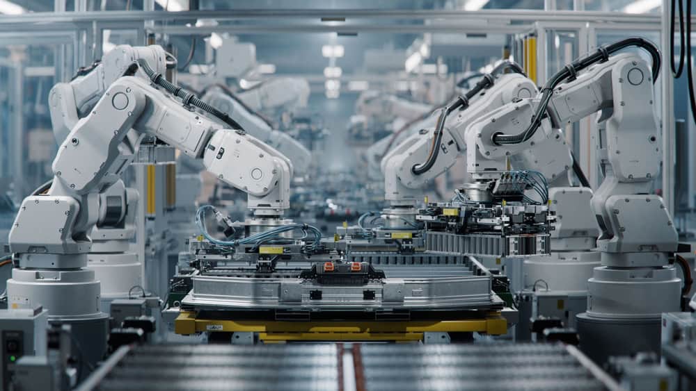 China avança na adoção de robôs em fábricas e deixa EUA para trás Dados da Federação Internacional de Robótica apontam que mais de dois milhões de robôs já estão sendo utilizados em fábricas chinesas. Apenas no ano passado, o país adicionou mais de 300 mil dispositivos à sua força de trabalho. China avança na adoção de robôs em fábricas e deixa EUA para trás