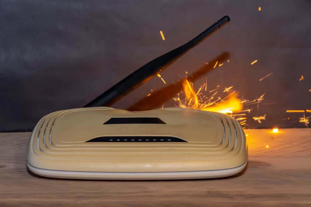 É seguro deixar modem ou roteador ligado direto? Por conta da praticidade de sempre ter internet quando precisar, muitas pessoas têm o costume de manter o modem ou roteador ligado o tempo inteiro, desligando-os ou reiniciando apenas em pequenos intervalos, como em momentos de falhas de sinal no aparelho. Roteador pegando fogo