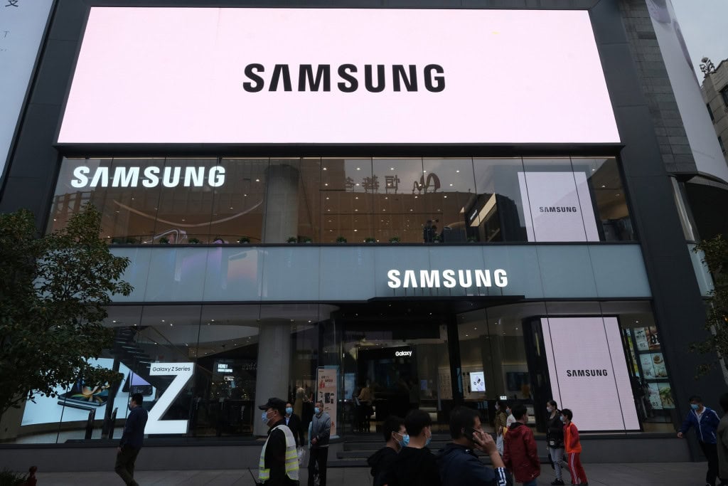 IFA 2025: TVs Samsung terão agentes Copilot e Perplexity A Samsung revelou detalhes da nova geração de inteligência artificial (IA) em TVs e monitores da empresa durante a IFA 2025. O Vision AI Companion será integrado à assistente de voz Bixby, proporcionando uma interação mais natural e conversacional entre o espectador e o produto. A ideia é criar experiências que vão além da simples transmissão de conteúdo, segundo a companhia. Fachada da Samsung em Xangai, na China