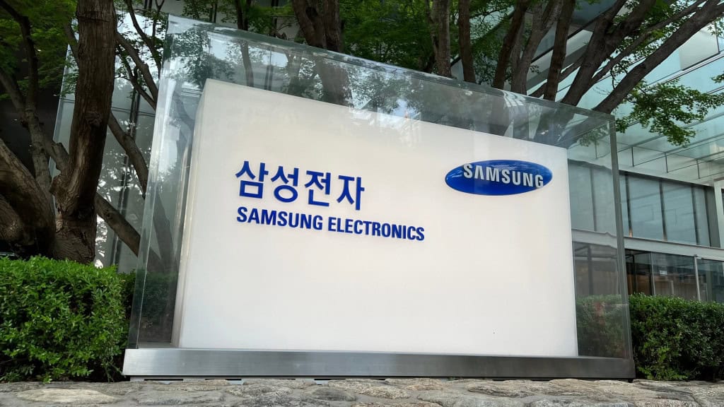 Samsung pode lançar Galaxy TriFold nos EUA ainda em 2025 A Samsung pode estar prestes a dar o maior passo em sua linha de smartphones dobráveis desde o lançamento do primeiro Galaxy Fold, em 2019. A empresa ainda considera lançar o Galaxy TriFold nos Estados Unidos em 2025, segundo informações da CNN. O dispositivo dobrável em três partes já vinha sendo alvo de rumores, mas até agora a principal dúvida era sobre quais mercados receberiam o modelo. fachada samsung coreia do sul