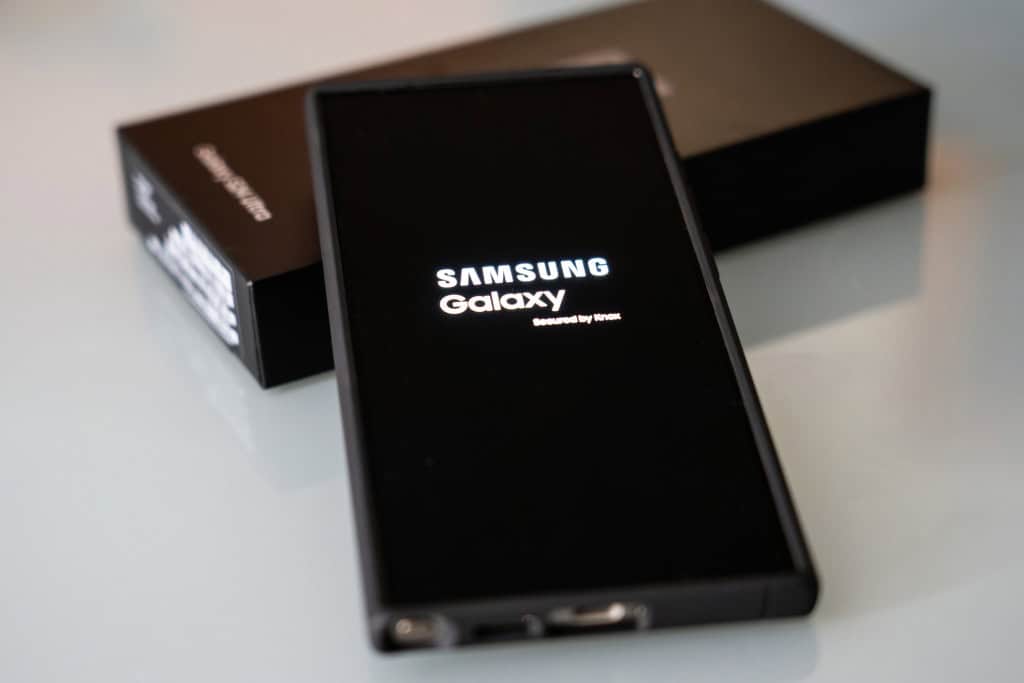 “AI para Todos”: Samsung lança novos dispositivos com inteligência artificial A Samsung apresentou oficialmente sua estratégia “AI para Todos”, reforçando o compromisso em democratizar o acesso à inteligência artificial em seu ecossistema de produtos. A iniciativa, destacada no site oficial da Samsung, busca integrar soluções de IA em smartphones, tablets, fones de ouvido e até eletrodomésticos conectados, ampliando a presença da tecnologia no dia a dia dos consumidores brasileiros. Vazamentos indicam que o Galaxy S26 Ultra pode ganhar design inspirado no Fold 7