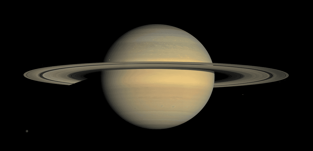 Saturno, a Jóia do Sistema Solar Permitam-me começar esse texto com um depoimento pessoal: Quando vi Saturno pela primeira vez, através da ocular de um telescópio, me encantei. Era como uma joia de beleza hipnotizante suspensa no espaço. Quis olhar um pouco mais, e depois mais e mais… e continuo olhando até hoje. Saturno, a Jóia do Sistema Solar