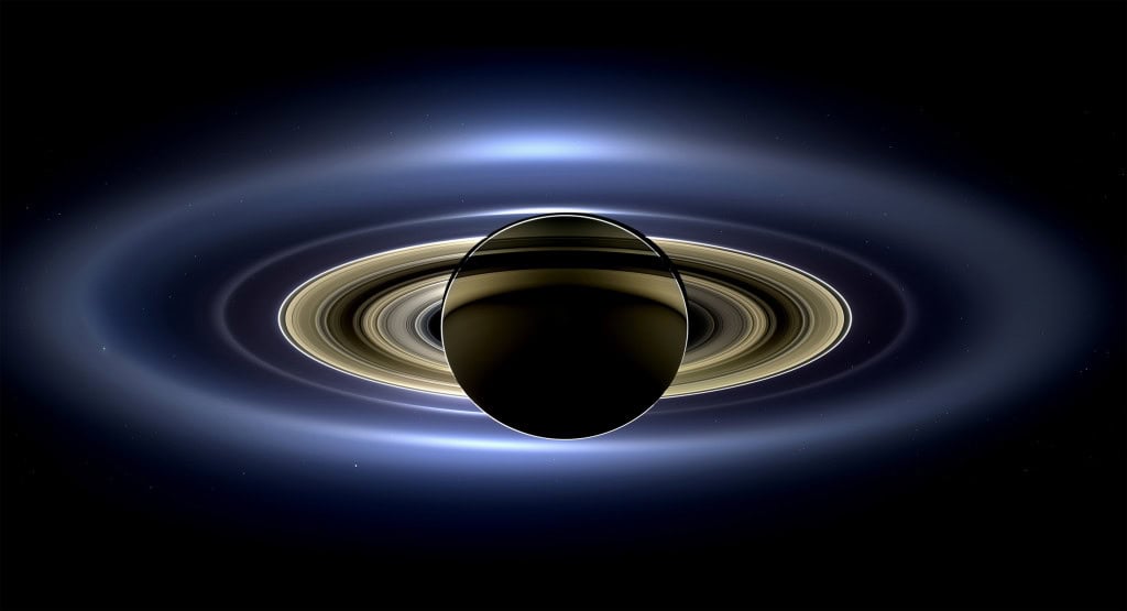 Olhar Espacial convida a observar Saturno no momento mais propício do ano A melhor época do ano para se observar um planeta, em geral, é durante sua oposição, que é quando ele está do lado oposto do Sol em relação à Terra. No domingo (21), quem estará nessa fase será Saturno, que vai atingir o ponto mais próximo do nosso planeta, a 1,28 bilhão de km de distância. Olhar Espacial convida a observar Saturno no momento mais propício do ano