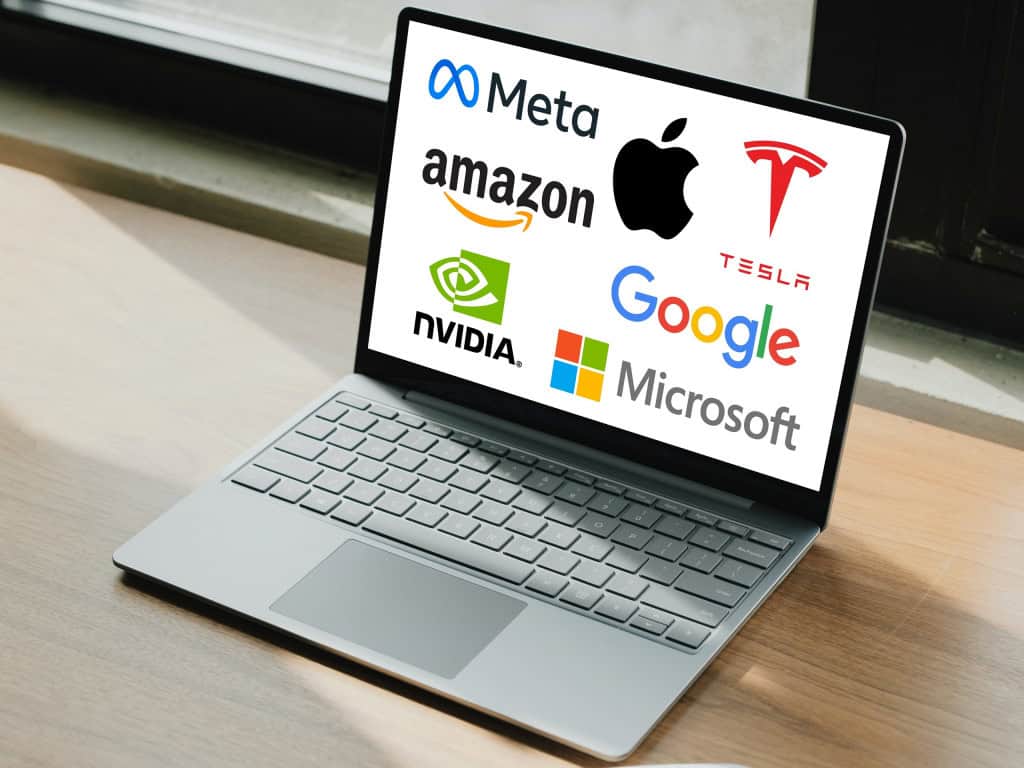 Controladora do Google passa de US$ 3 trilhões em valor de mercado A Alphabet, controladora do Google, alcançou, pela primeira vez, a marca de US$ 3 trilhões (R$ 15,96 trilhões, na conversão direta) em valor de mercado nesta segunda-feira (15), impulsionada pelo otimismo renovado em torno da inteligência artificial (IA) e por uma decisão favorável em um processo antitruste nos Estados Unidos. Logos das empresas chamadas de sete magníficas na tela de um notebook