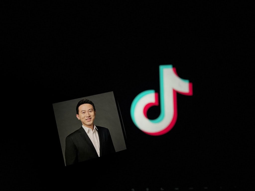TikTok: Lula e CEO discutem investimentos e regulação no Brasil O presidente Luiz Inácio Lula da Silva (PT) se encontrou, nesta segunda-feira (22), em Nova York (EUA), com o diretor-executivo do TikTok, Shou Zi Chew, em reunião que teve como foco o interesse da empresa em investir no Brasil e o debate sobre a regulação das plataformas digitais. Foto de Shou Zi Chew ao lado do logo do TikTok