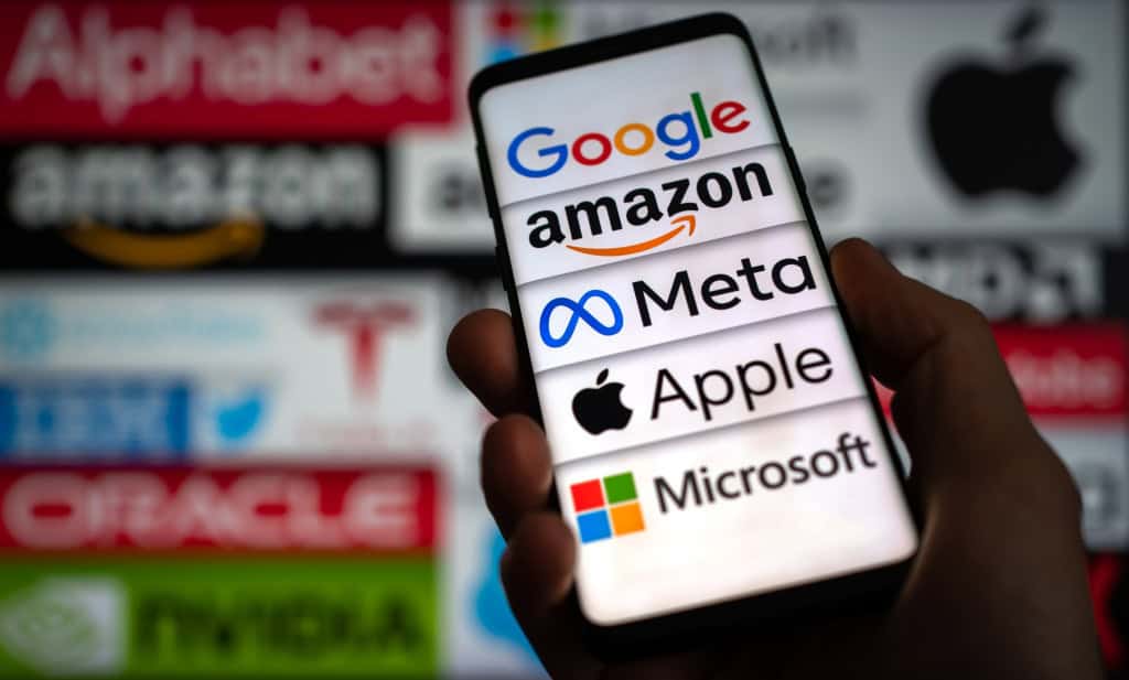 Big techs estão pagando a conta das obras na Casa Branca; entenda O governo dos Estados Unidos está em paralisação desde 1º de outubro, quando o Congresso não conseguiu aprovar um projeto de orçamento para estender o financiamento federal. Enquanto isso, as obras na Casa Branca não param, com operários trabalhando na construção de um salão de baile com capacidade para cerca de mil convidados. big techs