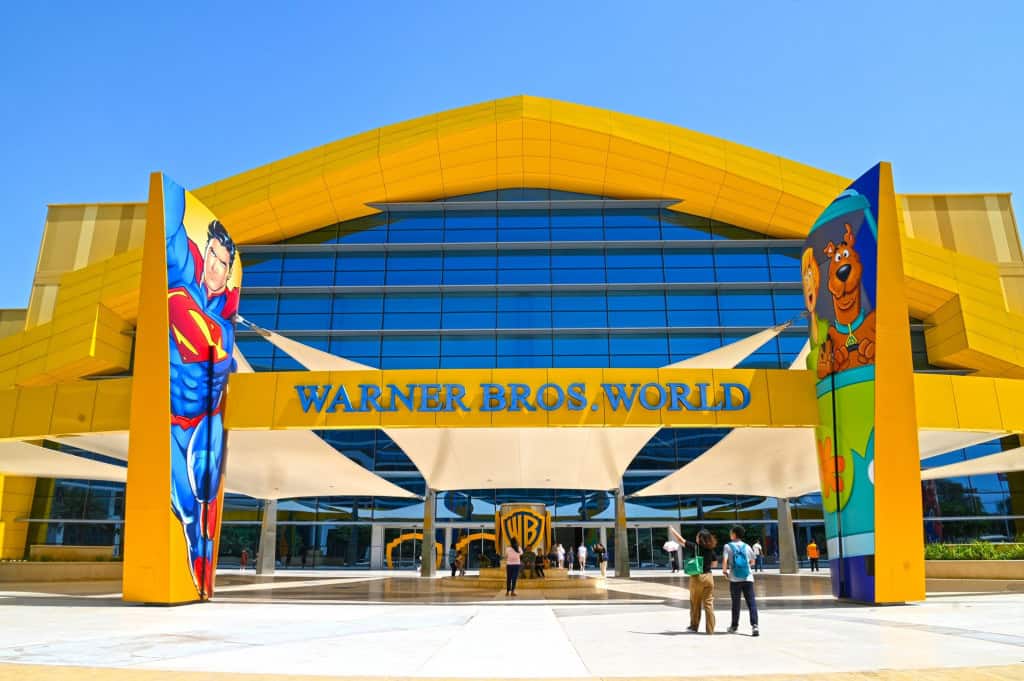 Warner Bros. está oficialmente à venda A Warner Bros. Discovery (WBD) anunciou nesta semana que está aberta a ser adquirida por outra gigante do entretenimento. A decisão oficial confirma rumores que circulavam há meses no mercado, de que a companhia buscava alternativas estratégicas para maximizar o valor para seus acionistas. A empresa comunicou que iniciou uma revisão de alternativas estratégicas, indicando que está considerando a possibilidade de um grande acordo de aquisição caso surja o comprador ideal. As informações são do The Verge. warner bros