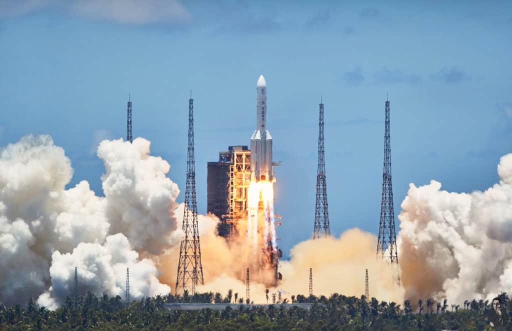 Satélites dos EUA e da China travam “combate aéreo” em órbita Uma série de manobras arriscadas entre satélites dos EUA e da China tem ocorrido na órbita da Terra, em especial na região geoestacionária, a cerca de 35 mil km de altitude. foguete china