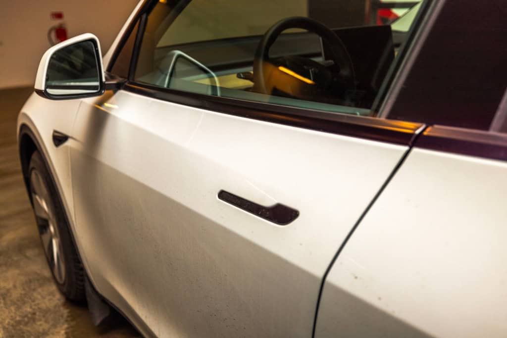 Tesla planeja redesenhar maçanetas após relatos de falhas A Tesla anunciou que está trabalhando em um redesenho das maçanetas de seus veículos para combinar os mecanismos de abertura eletrônica e manual atualmente separados. tesla model Y