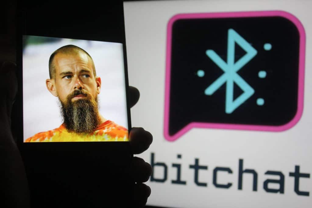 Como instalar e usar o BitChat? Em tempos de crescente preocupação com a privacidade digital e a segurança em aplicativos de mensagens, surgem alternativas que fogem da lógica centralizada das grandes plataformas. bitchat