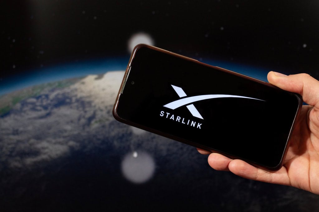 SpaceX desativa 2.500 terminais Starlink usados por redes de golpes na Ásia A SpaceX anunciou a desativação de mais de 2.500 terminais Starlink suspeitos de serem utilizados por redes de golpes em Myanmar, próximo à fronteira com a Tailândia. A informação foi divulgada por Lauren Dreyer, vice-presidente de operações comerciais da Starlink, em um post na rede X, após notícias de que o exército de Myanmar fechou um grande esquema de fraude online. As informações são do ArsTechnica. starlink