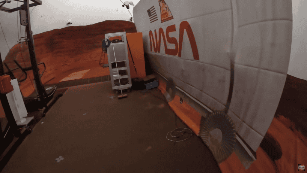 NASA vai confinar 4 voluntários para um estudo de 378 dias sobre Marte A NASA está prestes a dar início a mais uma etapa de preparação para levar humanos a Marte. Quatro voluntários serão isolados em um habitat projetado para simular as condições do Planeta Vermelho por 378 dias — mais de um ano vivendo em confinamento total. A iniciativa faz parte do programa Crew Health and Performance Exploration Analog (CHAPEA) e terá início em 19 de outubro de 2025, com término marcado para o Halloween de 2026. As informações são do IFL Science. No espaço, os voluntários vão cultivar alimentos, realizar experimentos científicos e testar tecnologias