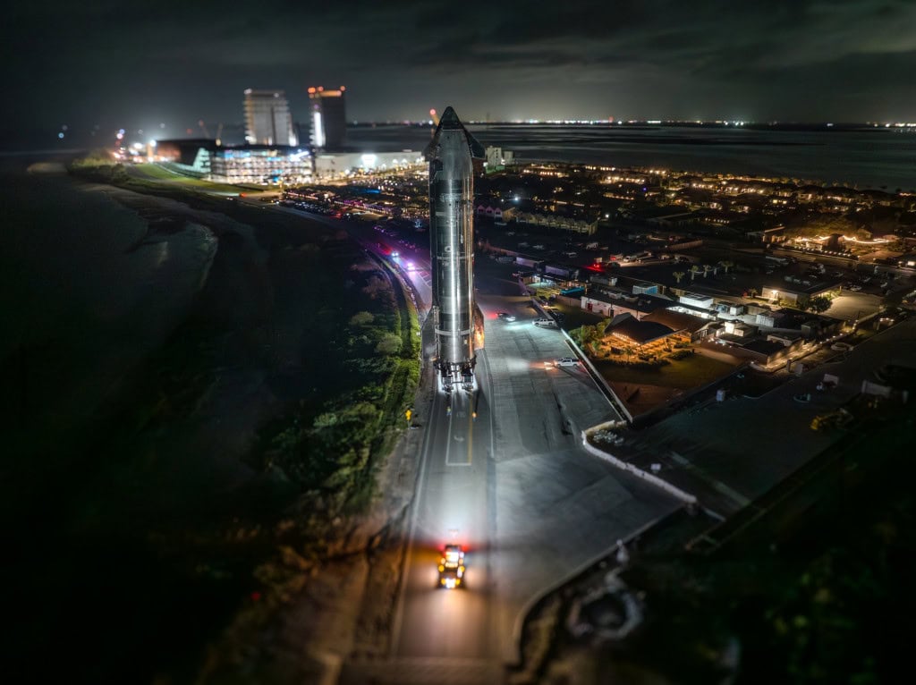 SpaceX leva nova Starship à base para testes antes do 11º voo A SpaceX movimentou sua mais nova nave Starship para a plataforma de lançamento em Boca Chica, no Texas, onde será realizada uma série de testes antes do próximo voo. O procedimento marca o início da preparação para o 11º voo de teste do foguete mais poderoso da empresa. starship