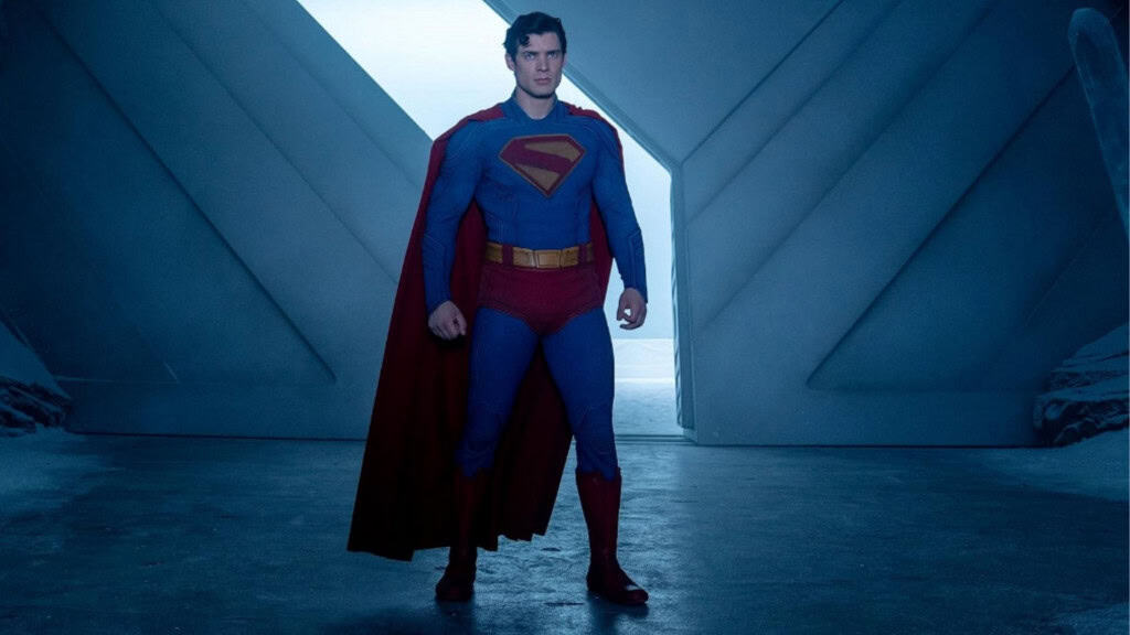 ‘Superman’ de James Gunn estreia na HBO Max ainda esta semana O novo filme do “Superman”, dirigido e escrito por James Gunn, finalmente ganhou data de estreia no catálogo da HBO Max. O longa marca o início do novo Universo Cinematográfico da DC (DCU) e apresenta David Corenswet no papel do icônico herói. Superman