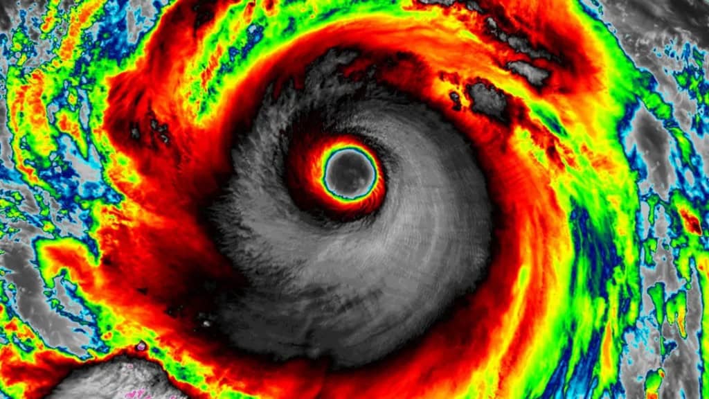 Supertufão mais poderoso do ano causa mortes e destruição na Ásia Com ventos de quase 200 km/h, o supertufão Ragasa já é considerado o ciclone tropical mais poderoso do mundo neste ano. Após causar pelo menos três mortes nas Filipinas e 17 em Taiwan, o fenômeno climático extremo atingiu a China nesta quarta-feira (24). Supertufão mais poderoso do ano causa mortes e destruição na Ásia