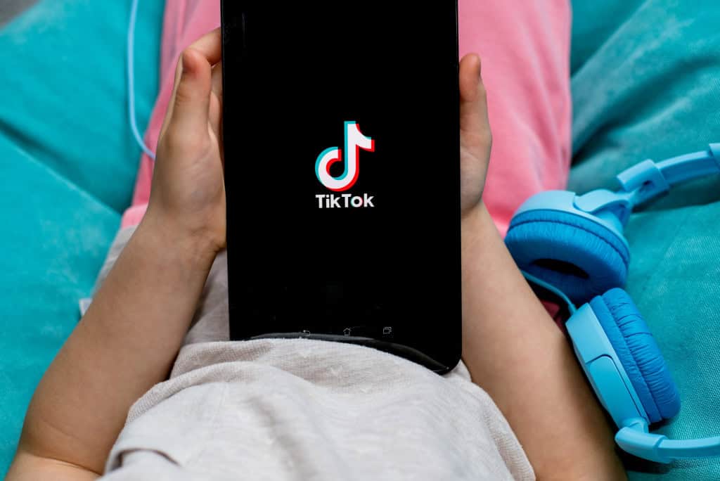 TikTok é acusado de expor crianças a conteúdo pornográfico Um relatório da Global Witness revelou que o TikTok direciona perfis de menores de idade para conteúdo pornográfico com facilidade, mesmo quando o “modo restrito” está ativado. Para o estudo, a organização criou contas falsas de adolescentes de 13 anos em celulares limpos, sem histórico de buscas. tiktok crianca