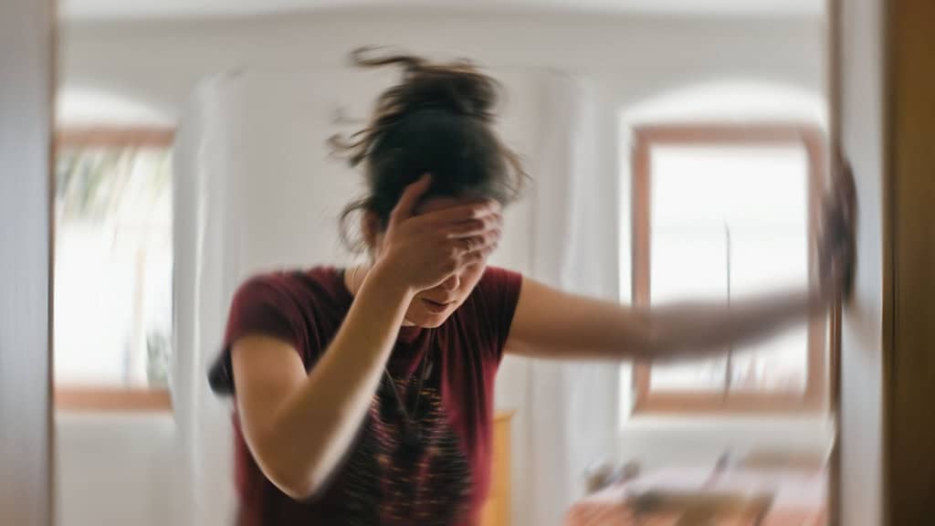 10 sinais que mostram que você está desidratado e quando buscar ajuda médica Na rotina intensa do dia a dia, é muito comum que nos esqueçamos de algo básico para a nossa saúde: beber água. A hidratação é essencial para regular a temperatura corporal, manter a circulação sanguínea, auxiliar na digestão e garantir o bom funcionamento das células. Mulher sofrendo de vertigem, tontura ou outro problema de saúde relacionado ao cérebro ou ouvido interno