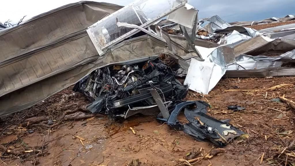 Toyota paralisa produção no Brasil após destruição de fábrica em SP A Toyota anunciou, nesta semana, a suspensão total de sua produção no Brasil após os danos severos provocados pelo temporal que atingiu Porto Feliz (SP) na última segunda-feira (22). Carro destruído com partes do telhado da fábrica por cima