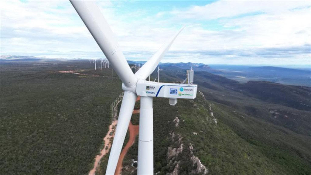 A maior turbina eólica das Américas está na Bahia! Conheça Que venta muito no Nordeste brasileiro você já deve saber. E por isso mesmo a região abriga os maiores parques de energia eólica do Brasil. Pois agora a Bahia é casa da maior turbina eólica não só do país, mas das Américas. turbina elica weg bahia