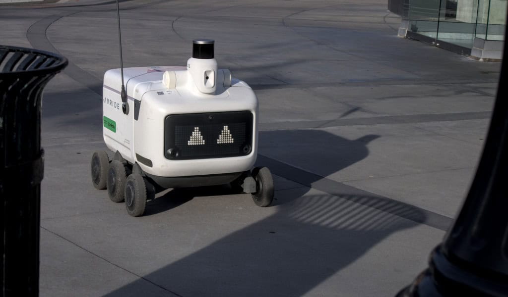 Uber vai lançar entrega por drone nos EUA ainda em 2025 O Uber Eats vai ganhar uma nova opção de entrega para clientes nos Estados Unidos. A empresa vai integrar um sistema de entrega autônoma por drones da Flytrex na plataforma – e a promessa é de que comece a funcionar até o final deste ano. uber eats robo rua