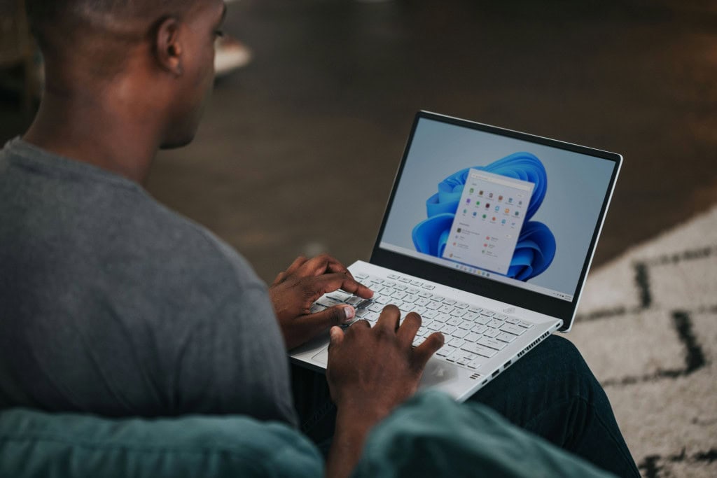 7 coisas para fazer após instalar o Windows 11 no PC Após a formatação ou instalação do Windows 11, muitos usuários acreditam que o trabalho está concluído, mas, na verdade, é só o começo. Para evitar problemas como lentidão, falhas de segurança e até riscos de invasões, é essencial realizar ajustes importantes. Imagem ilustrativa de homem usando Windows 11 no laptop