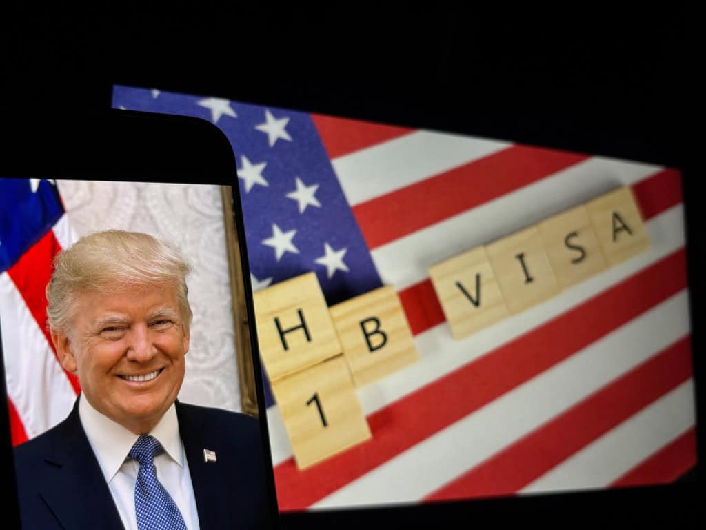 Big techs em alerta com aumento recorde no custo de vistos nos EUA O presidente dos Estados Unidos, Donald Trump, anunciou uma taxa de US$ 100 mil para cada novo visto H-1B, um aumento 60 vezes maior que o valor atual. A medida visa incentivar empresas a contratar mais trabalhadores americanos, mas já gerou preocupação em grandes empresas de tecnologia e analistas do mercado. Especialistas alertam que o aumento pode afetar o crescimento econômico e a capacidade dos EUA de atrair profissionais altamente qualificados. visto h1-b
