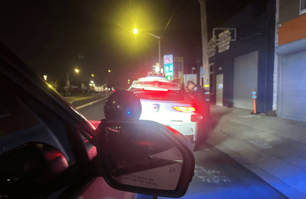 Waymo faz conversão proibida e polícia não sabe como aplicar multa Parece roteiro de filme de comédia, mas aconteceu na vida real. Um táxi autônomo da marca Waymo, operado pelo Google, foi parado pela polícia ao fazer uma conversão ilegal bem na frente dos agentes durante uma operação de fiscalização de direção sob efeito de álcool e drogas na cidade de San Bruno, na Califórnia (EUA). Mas sem a presença de um motorista, as coisas não saíram exatamente como manda o protocolo. waymo parado