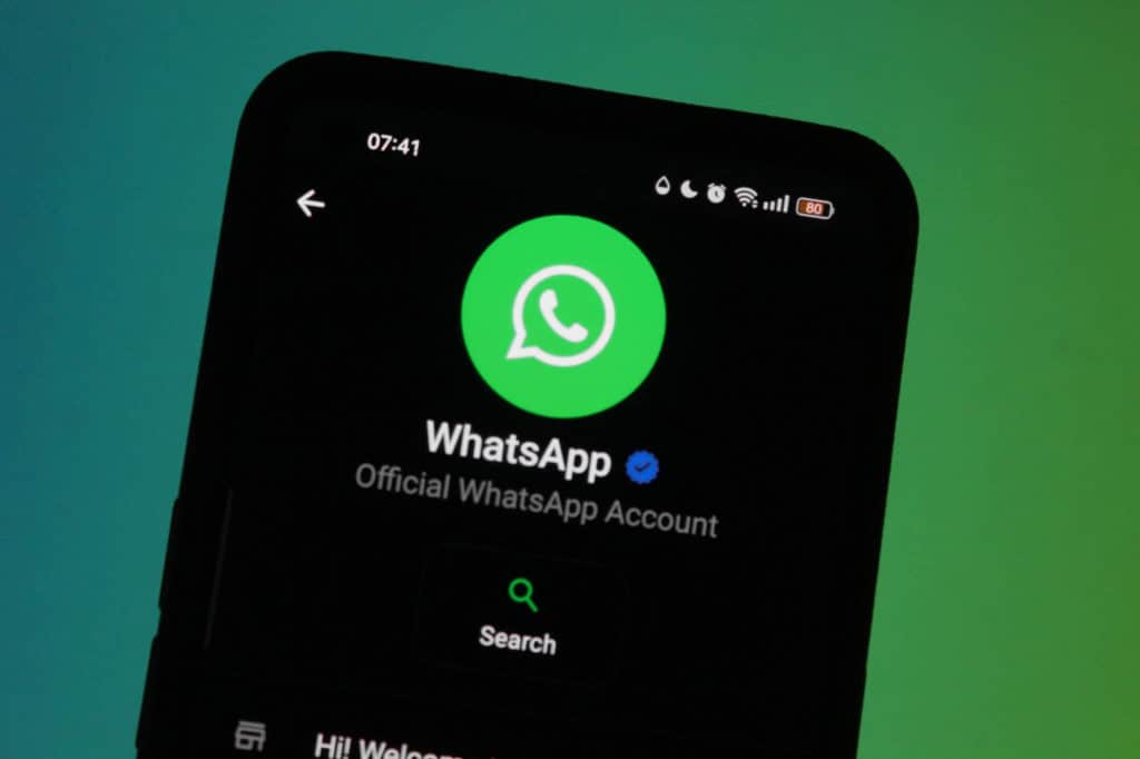 Tradução do WhatsApp chega ao iPhone com suporte a 19 idiomas Após estrear a função de tradução no aplicativo para Android, o WhatsApp agora amplia o recurso para usuários do iPhone. De acordo com o site especializado WABetaInfo, quem estiver com a versão mais recente do app no iOS já pode visualizar a nova opção dentro das conversas. Tradução do WhatsApp chega ao iPhone com suporte a 19 idiomas