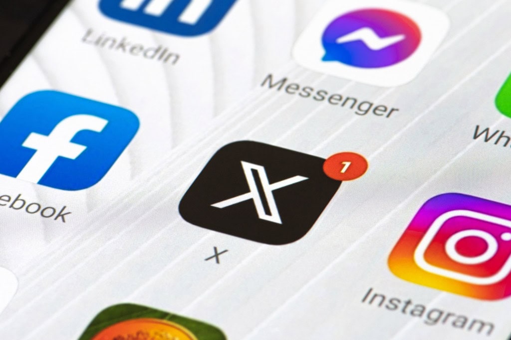 Logo do app do X em um smartphone