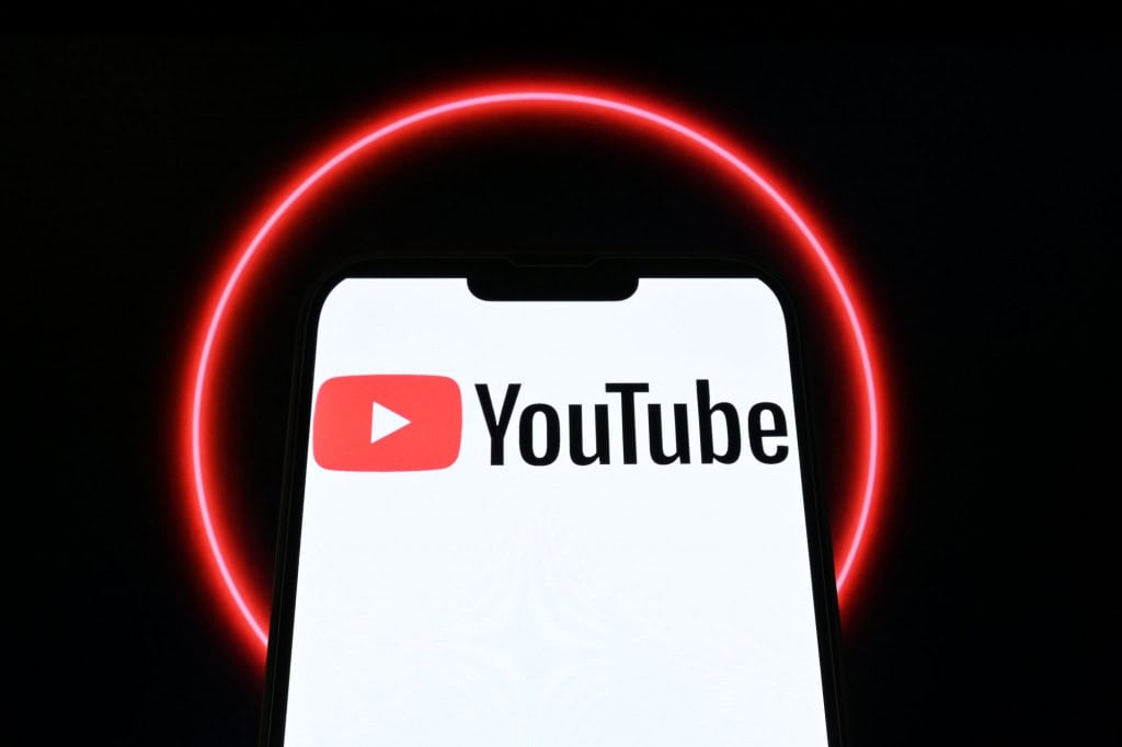 YouTube vai permitir que criadores banidos por desinformação retornem à plataforma O YouTube anunciou nesta terça-feira (23) que vai permitir que contas de criadores de conteúdo banidas por desinformação eleitoral ou relacionadas à Covid-19 peçam reintegração à plataforma. Antes, o banimento era permanente. youtube