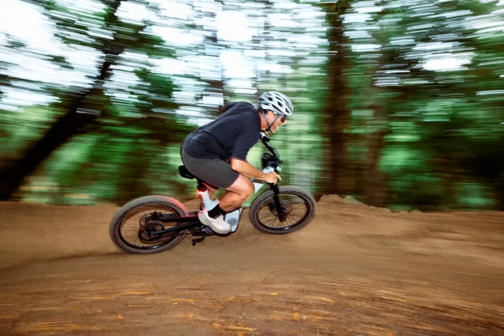Rivian apresenta sua primeira e-bike: modular, elétrica e cheia de recursos A Rivian é mais conhecida pelos seus veículos elétricos de aventura, mas decidiu usar sua expertise para entrar em um novo território: o das bicicletas elétricas. Rivian apresenta sua primeira e-bike: modular, elétrica e cheia de recursos