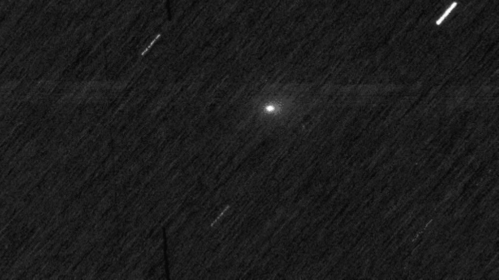 Confirmado: objeto interestelar 3I/ATLAS tem uma rara “anticauda” Conforme noticiado pelo Olhar Digital, um estudo apresentado em agosto sugeria que o cometa 3I/ATLAS teria formado uma “anticauda”. Novas observações, relatadas em um artigo disponível em pré-impressão no servidor arXiv, confirmam essa suspeita sobre o objeto interestelar. Confirmado: objeto interestelar 3I/ATLAS tem uma rara “anticauda”