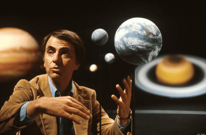 A pergunta de Carl Sagan que mudou tudo A passagem do Dia das Crianças me fez lembrar de uma história inspiradora — uma que fala de curiosidade, de encantamento e de como um simples gesto pode mudar o destino de alguém. É a história de um garoto que, como todas as crianças, vivia cercado de perguntas: por que as unhas crescem? Do que são feitas as nuvens? Como a galinha faz um ovo? Mas um dia, aos cinco anos de idade, ele fez uma pergunta que seus pais não souberam responder: “O que são as estrelas?” A pergunta de Carl Sagan que mudou tudo