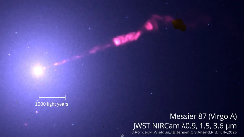Estrutura é encontrada no lado oculto do buraco negro mais famoso do Universo O Telescópio Espacial James Webb (JWST) forneceu a visão mais nítida já obtida do jato de matéria que emana do buraco negro supermassivo no centro da galáxia M87. As observações, realizadas no infravermelho, revelaram detalhes inéditos da estrutura do jato e confirmaram a existência de um contrajato que se estende na direção oposta, uma característica até então considerada evasiva. Estrutura é encontrada no lado oculto do buraco negro mais famoso do Universo