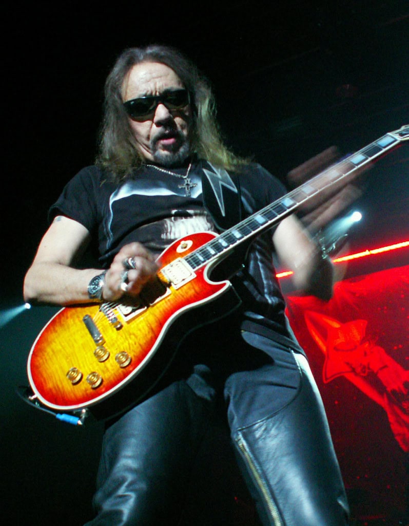 Ace Frehley, cofundador do Kiss, morre após queda O guitarrista e cofundador da banda Kiss, Paul Daniel “Ace” Frehley, morreu nesta quinta-feira (16), aos 74 anos. O músico sofreu ferimentos decorrentes de uma queda ocorrida no mês passado. Ace Frehley tocando guitarra usando óculos escuros