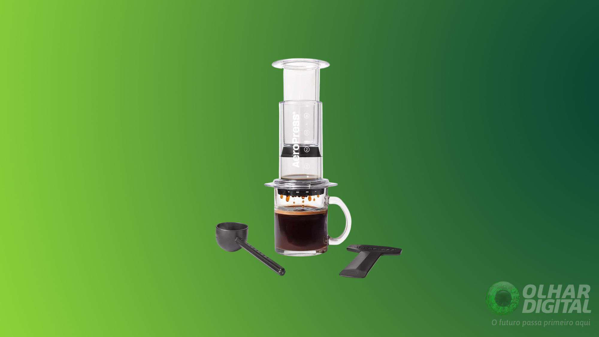 5 cafeteiras para quem ama café, mas não entende nada da bebida Para os amantes de um cafézinho que estão começando a explorar o amplo e complexo mundo do café, a escolha da cafeteira certa pode ser um desafio, mas é também um fator essencial para atingir uma bebida de melhor qualidade. Apresentaremos aqui algumas indicações de modelos de cafeteiras, destacando também suas principais características, vantagens, desvantagens e faixa de preço. Aeropress
