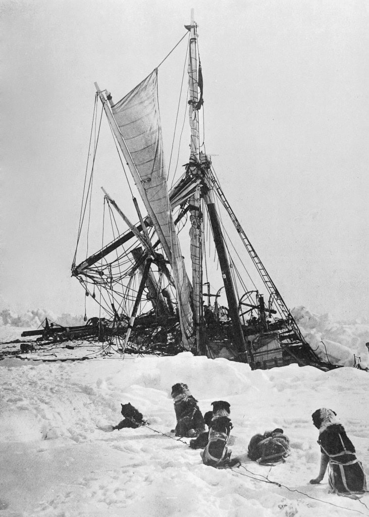 Naufrágio histórico na Antártida teria outro culpado além do gelo Em 1915, a tripulação do explorador britânico Ernest Shackleton ficou presa por nove meses no Mar de Weddell, na Antártida, até que seu navio naufragou. A equipe fugiu a tempo, mas a aventura foi por água abaixo. Por décadas, se acreditou que o naufrágio ocorreu devido à ação do gelo, mas um novo estudo publicado na revista científica Polar Record revelou que a embarcação já estava condenada antes da aventura começar. Naufrágio histórico na Antártida teria outro culpado além do gelo