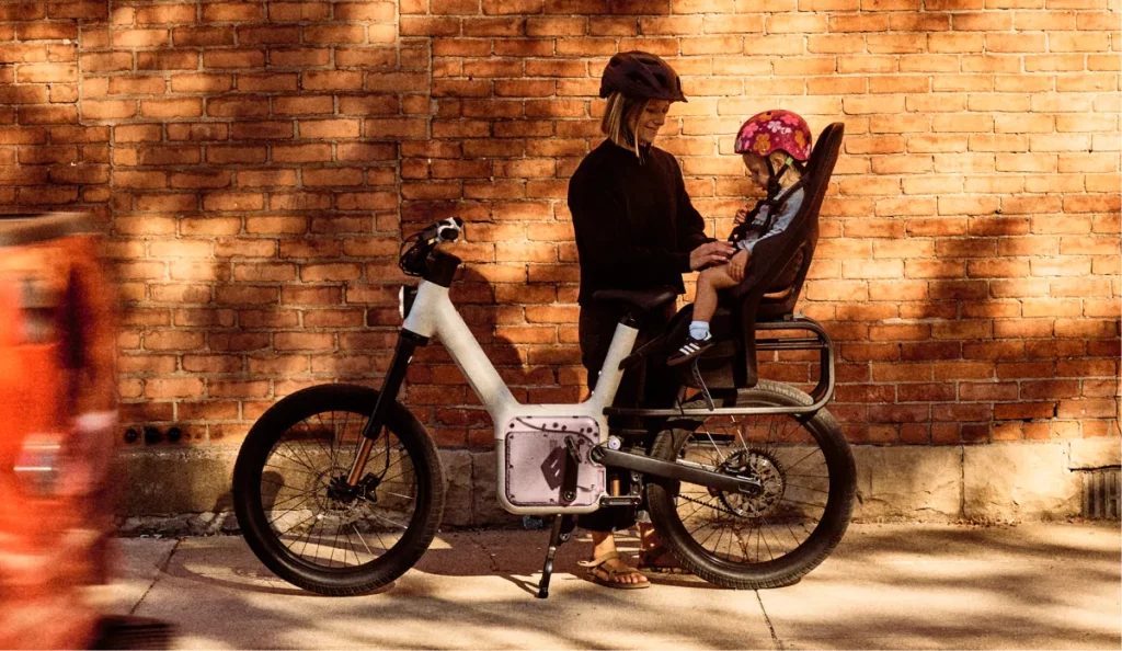 Rivian apresenta sua primeira e-bike: modular, elétrica e cheia de recursos A Rivian é mais conhecida pelos seus veículos elétricos de aventura, mas decidiu usar sua expertise para entrar em um novo território: o das bicicletas elétricas. Rivian apresenta sua primeira e-bike: modular, elétrica e cheia de recursos