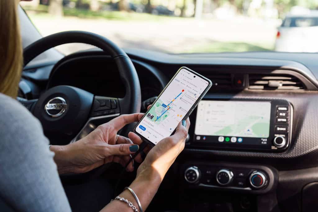 GM vai remover Android Auto e CarPlay e lançar assistente com IA Gemini A General Motors (GM) anunciou que vai remover gradualmente o suporte ao Android Auto e ao Apple CarPlay de seus veículos. Mulher conecta Android Auto pelo celular via cabo para acessar aplicativo de navegação Google Maps
