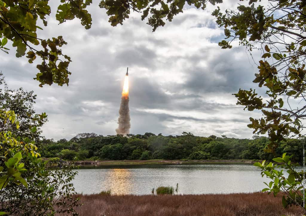Primeiro lançamento do novo foguete Ariane 6 é adiado Mudança de planos para a Arianespace. A companhia confirmou o adiamento do primeiro voo da versão mais potente do foguete Ariane 6, que era previsto para este ano. Segundo a empresa, o último voo de 2025 levará ao espaço dois satélites do sistema de navegação europeu Galileo, utilizando o modelo Ariane 62, equipado com dois propulsores de combustível sólido, que foi utilizado em todas as missões do ano. Primeiro lançamento do novo foguete Ariane 6 é adiado