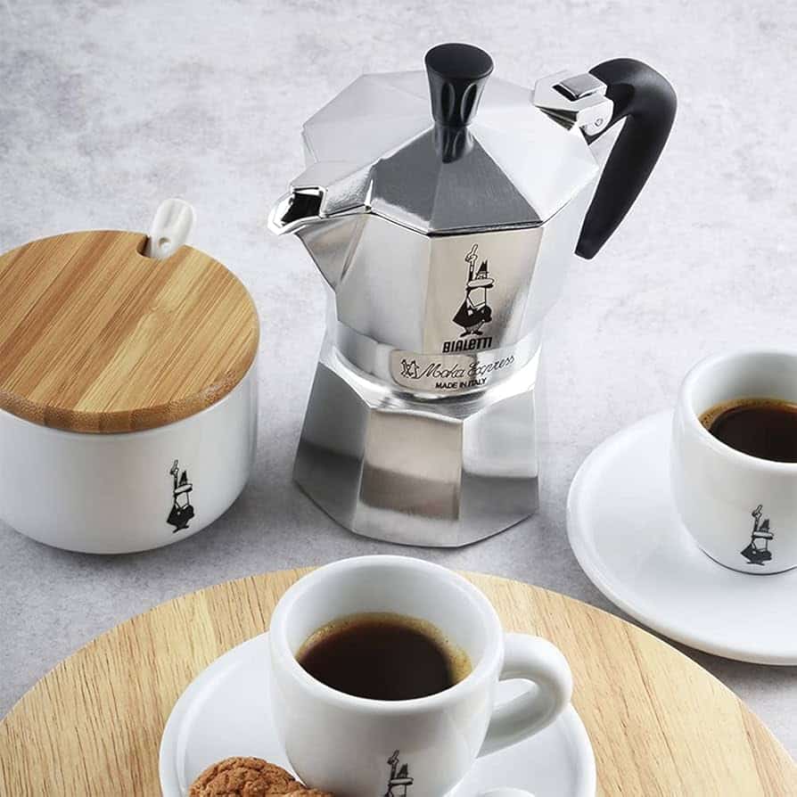 5 cafeteiras para quem ama café, mas não entende nada da bebida Para os amantes de um cafézinho que estão começando a explorar o amplo e complexo mundo do café, a escolha da cafeteira certa pode ser um desafio, mas é também um fator essencial para atingir uma bebida de melhor qualidade. Apresentaremos aqui algumas indicações de modelos de cafeteiras, destacando também suas principais características, vantagens, desvantagens e faixa de preço. Cafeteira Italiana Bialetti