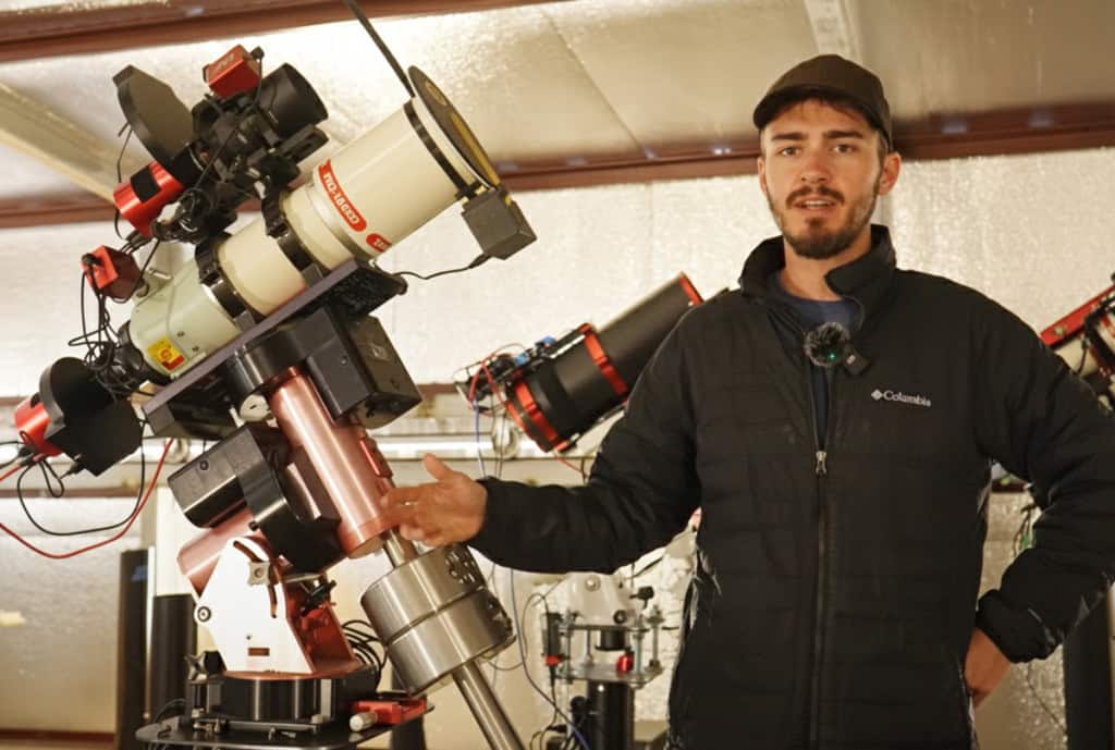 Astrônomos amadores adotam telescópios remotos para observar o Universo Para quem sonha em observar o Universo, é preciso muito mais do que dinheiro para comprar um bom telescópio. A realidade, muitas vezes, impõe barreiras quase intransponíveis à astronomia amadora. Astrônomos amadores adotam telescópios remotos para observar o Universo