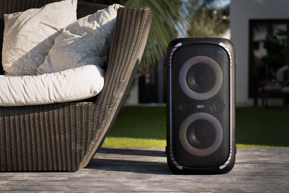 5 dicas para reaproveitar caixa de som velha, como as da JBL Você tem uma caixa de som velha, como as da JBL, em sua casa e está planejando jogá-la fora? Saiba que existem diversas maneiras de reaproveitá-la e evitar que ela se torne apenas um lixo eletrônico. Continue a leitura e veja algumas das principais coisas que podem ser feitas com o item. Caixa de som