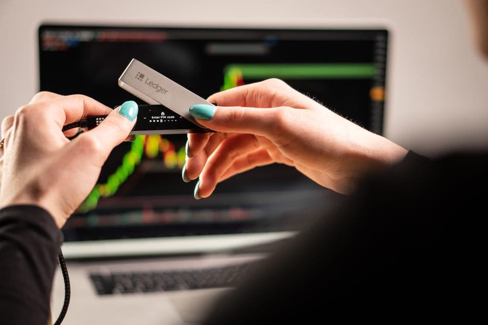 Criptomoedas em risco? Veja 10 dicas para aprimorar a segurança da carteira de criptoativos Recentemente, o debate em relação à segurança da carteira de criptoativos foi reaberto após a divulgação de uma análise da empresa Elliptic, veio à tona um caso no qual hackers ligados ao governo da Coreia do Norte roubaram, até o momento, mais de US$ 2 bilhões em criptomoedas em 2025. Esse total é referente a mais de 30 ataques que aconteceram neste ano. Criptomoedas